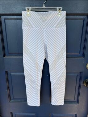 ALO Yoga Chevron-Striped Leggings in Light Gray and White